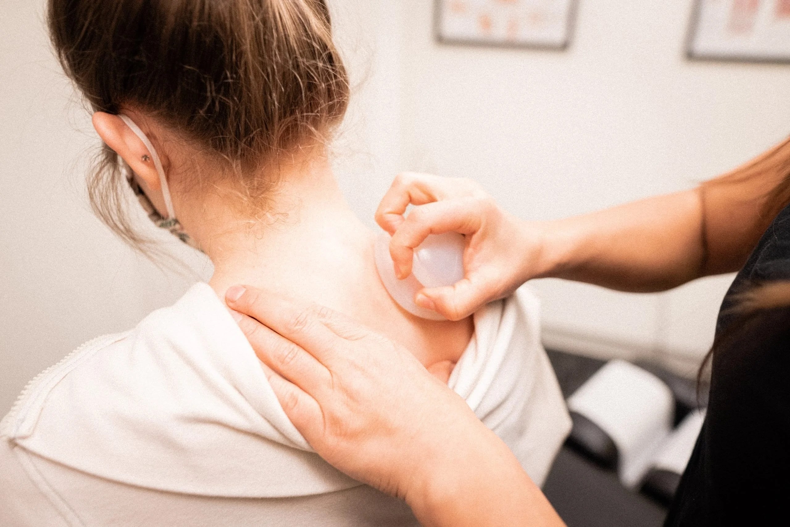 How does a Chiropractor Treat Neck Pain? Vida Integrated Health