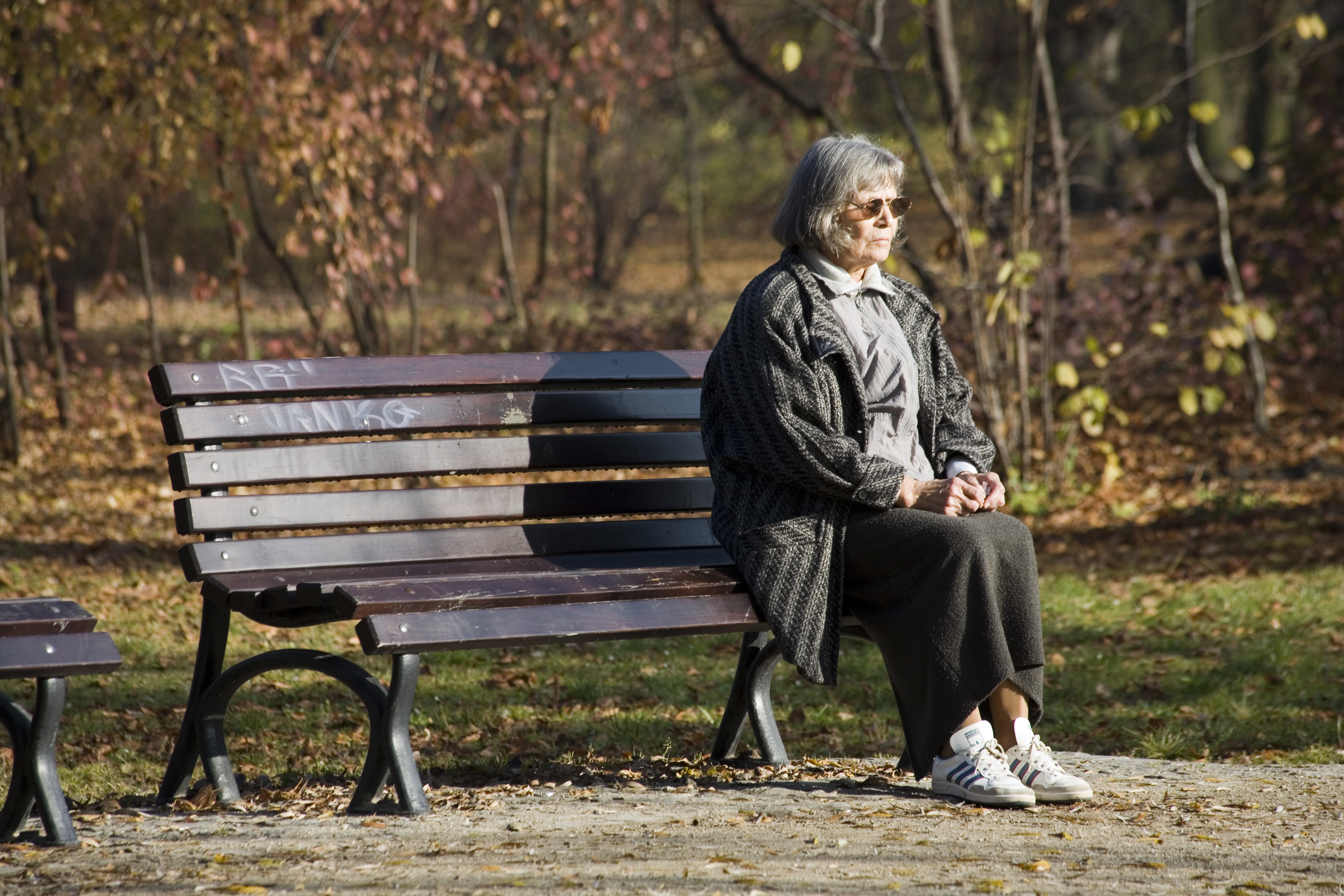 Photo.People.Lonely Senior sitting on Park Bench.SS756640.Color.HiRes
