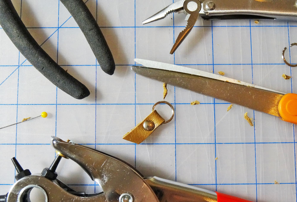 Teacher Gifts {+ nosew leather zipper pull DIY}Thread Riding Hood