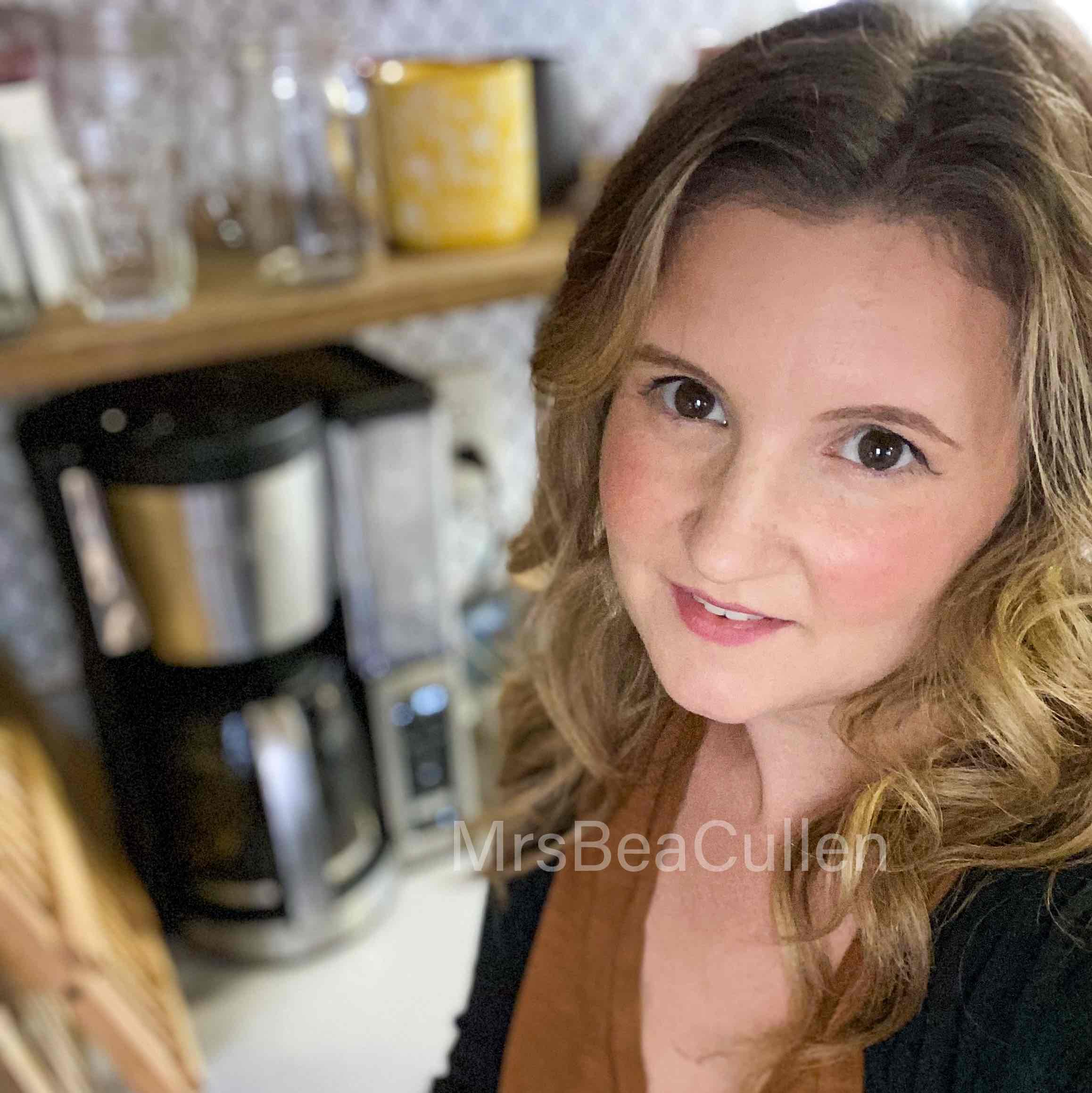 Throne Mrs. Bea Cullen GENSHUO Women Fashion Pointed Toe High Heel