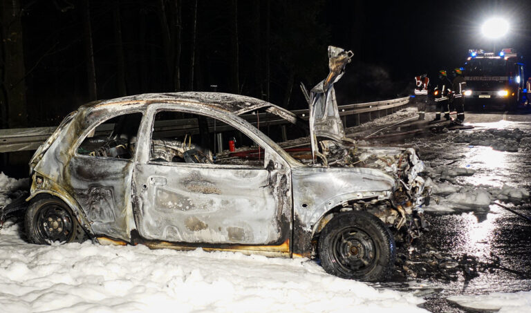 Auto brennt nach Unfall in Sonneberg Fahrerin wird schwer verletzt