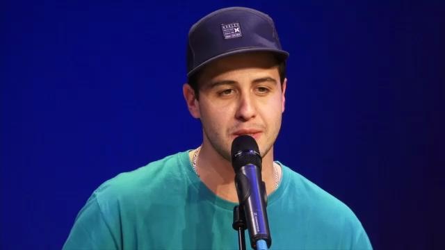 Jeito Moleque canta ao vivo e fala do álbum "Viva Vida" TV UOL