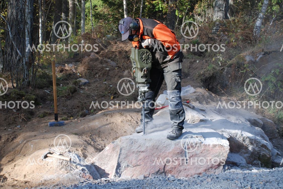 "Bergsprängare i full fart m..." by LarsOlof Rosell Mostphotos