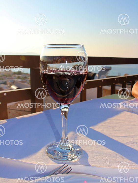 "Ett glas rött vin med utsikt" av Maria Groth Mostphotos