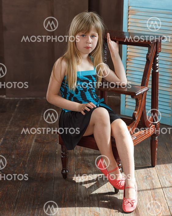 "Girl 6 years old in dress s..." av Вікторія Дегтярьова Mostphotos