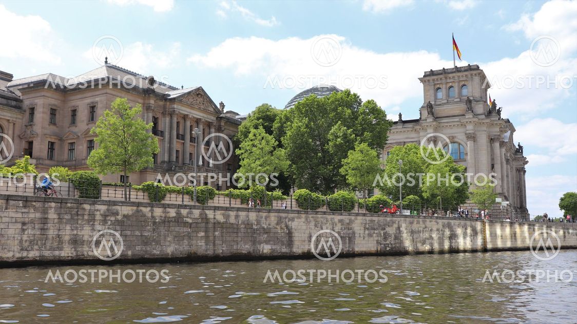 "Riksdagshuset i Berlin vid..." av Maria Groth Mostphotos