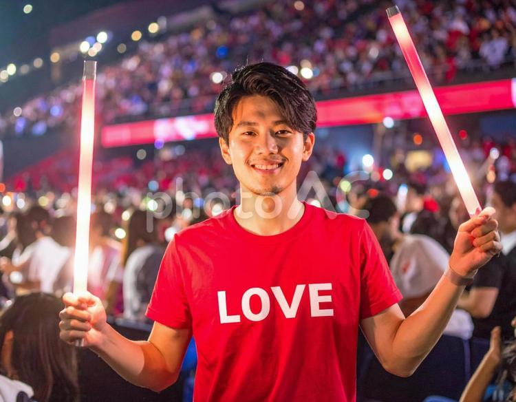 推し活男子・ライブ会場で推しに元気を貰う - No: 33539045|写真素材なら「写真AC」無料(フリー)ダウンロードOK