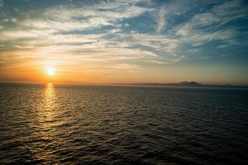 太陽が沈むのを見ると物悲しい気持ちに… 『サザエさん』と同じ効果か (2019年9月21日) - エキサイトニュース 日が沈むの写真素材｜写真素材なら「写真Ac」無料（フリー）ダウンロードOk