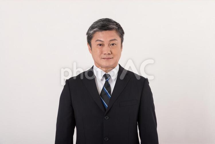1 証明写真を撮る50代男性 - No: 433785｜写真素材なら「写真Ac」無料（フリー）ダウンロードOk