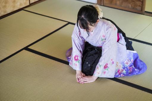 玄関で三つ指をつく若女将[01328010879]の写真素材・イラスト素材｜アマナイメージズ 三つ指イラスト／無料イラストなら「イラストAc」