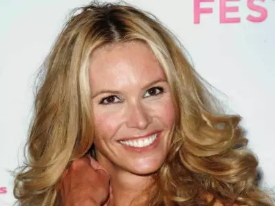 Elle MacPherson In London Wallpaper