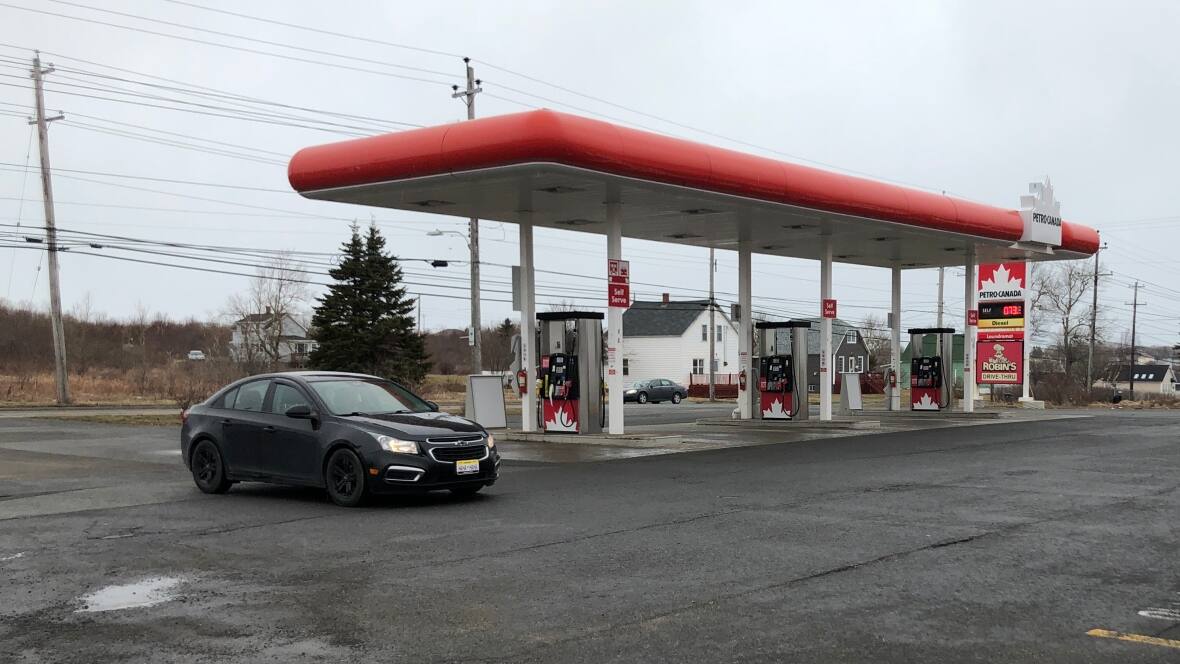 Independent gas stations squeezed by price plunge, stay open at a loss