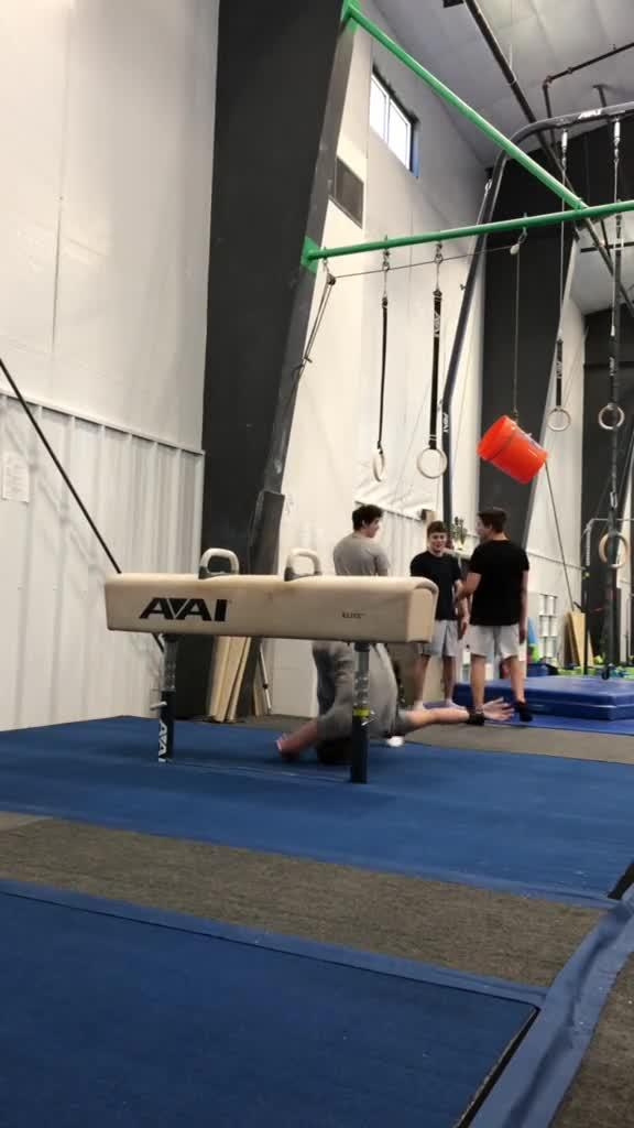 Guy Fails While Performing Gymnastics' Trick on Pommel Horse Jukin