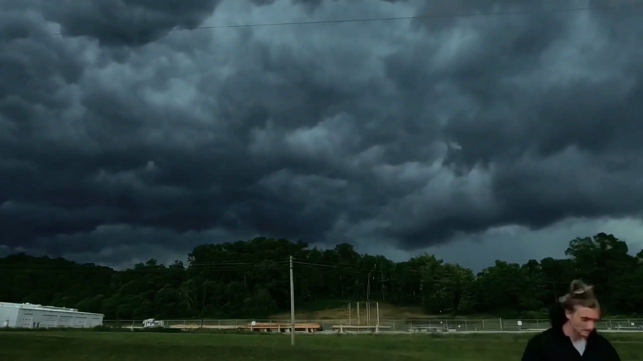 Timelapse of Shelf Clouds Moving Over Tuppers Plains in Ohio Jukin