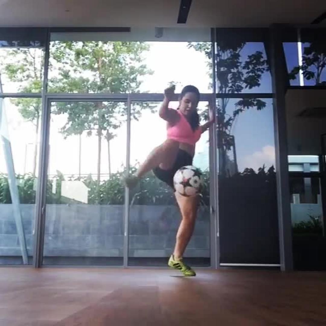 Soccer Player Performs Around the World Juggling Trick Jukin Licensing