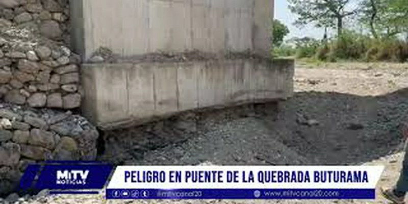 Peligro en puente de la quebrada buturama