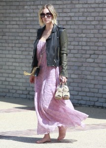 Kaley Cuoco beach soles - The MousePad