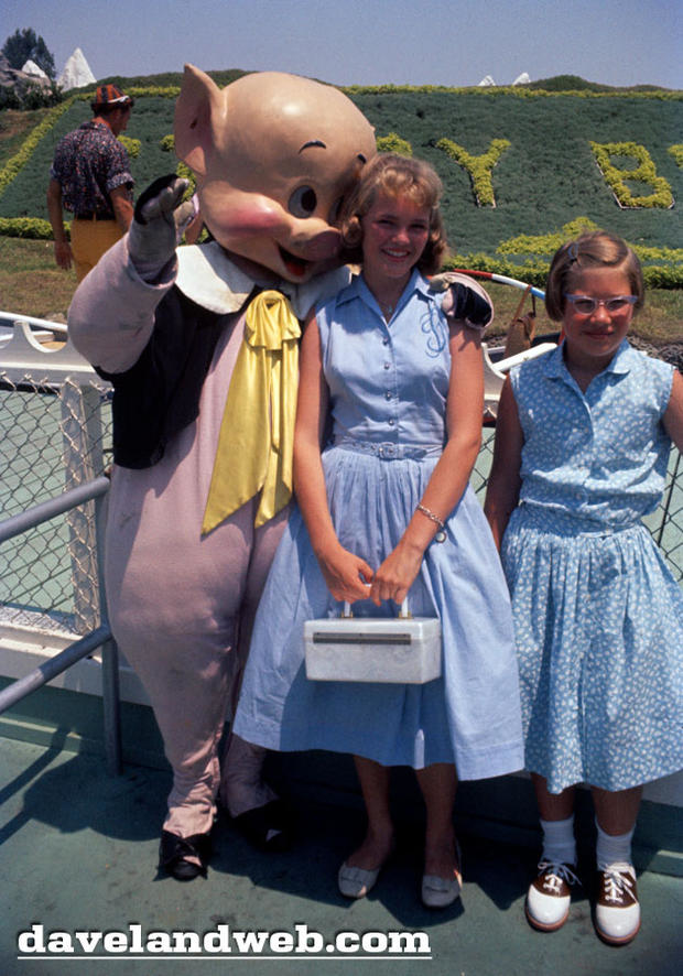 24 Creepy Vintage Disneyland Photos