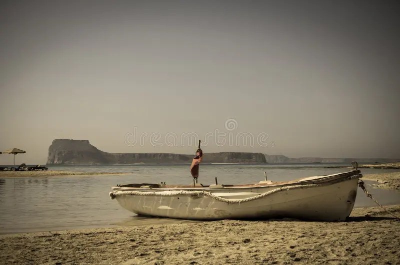 Einsames Boot im Meer stockfoto. Bild von freizeit, blau 112353954