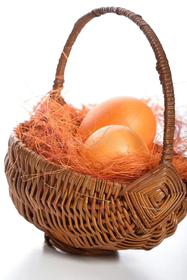 Orange Easter Eggs in Basket Fotografia Stock Immagine di decorativo