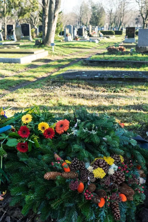 Grab mit frischen Blumen stockbild. Bild von grab, memoriam 15197619