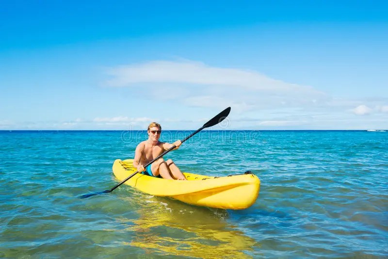 Kayaking immagine stock. Immagine di maschio, nubi, divertente 47682641