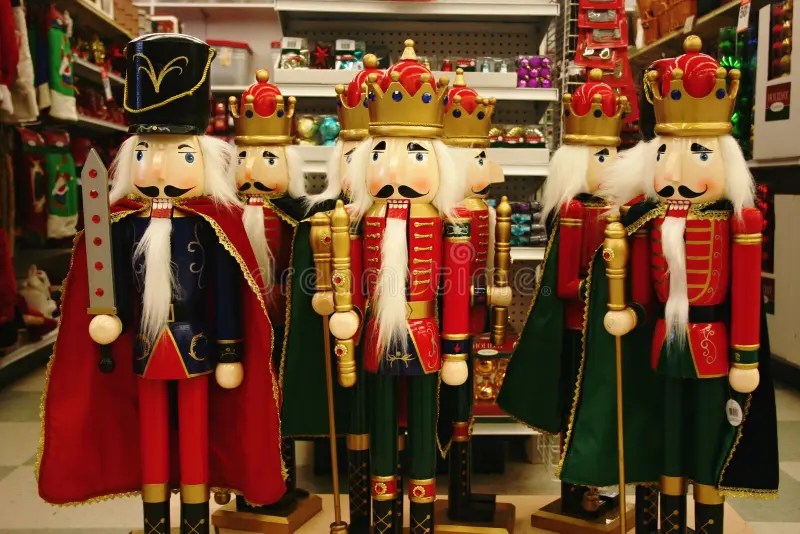 Juguetes Nutcracker En El Estante De La Tienda Con Luces De Navidad