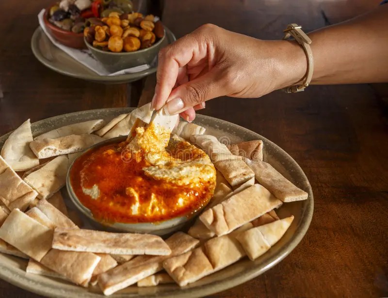 Pita Bread e hummus fotografia stock. Immagine di formato