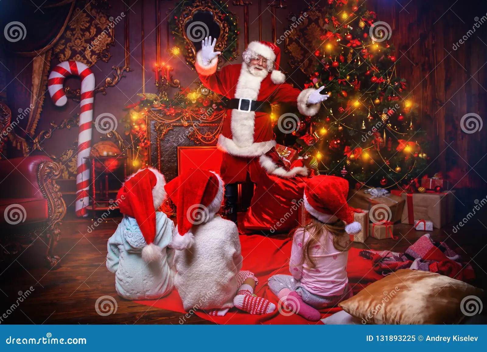 Giving gifts to children fotografering för bildbyråer