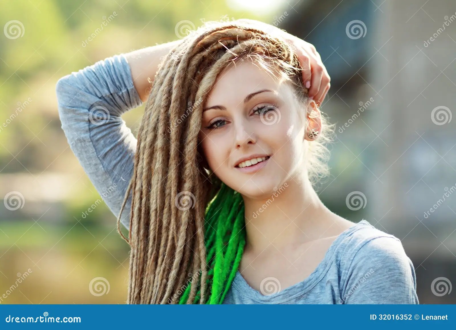 Frau mit Dreadlocks stockfoto. Bild von sensual, park 32016352