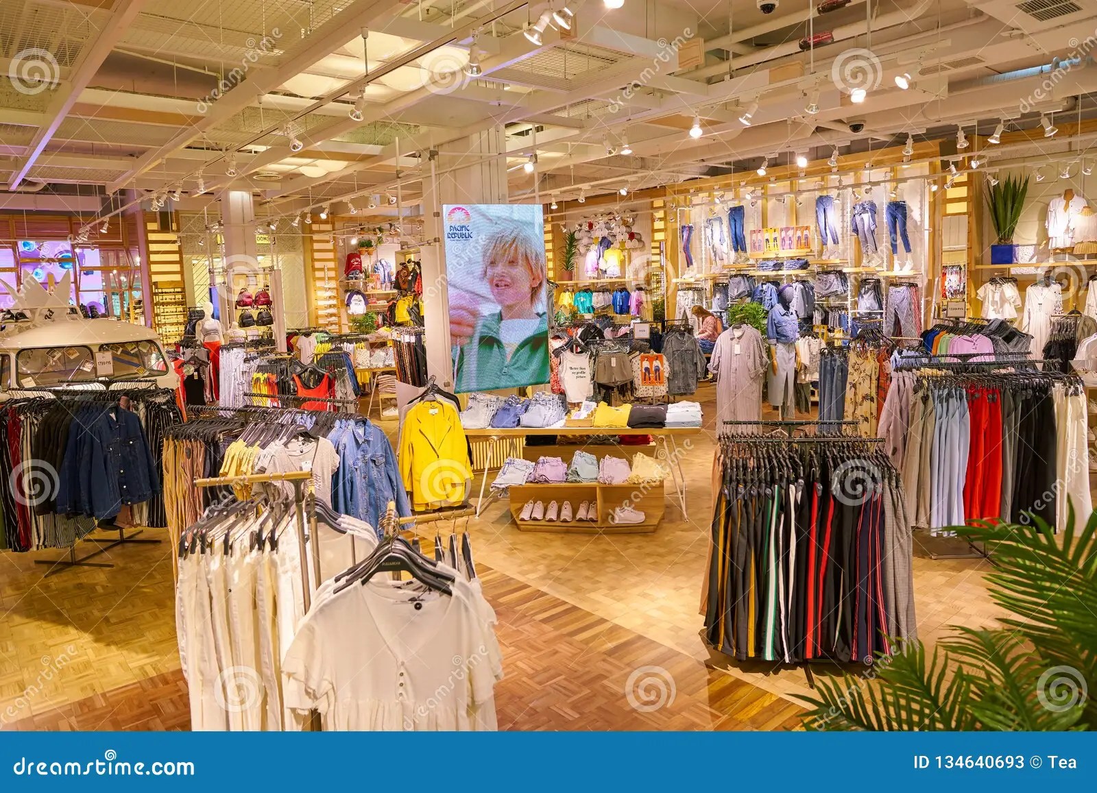 Pull Bear Foto's gratis en royaltyvrije stockfoto's uit Dreamstime