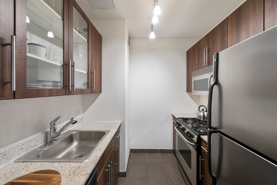 Bright studio with East River views in boutique FiDi condo! 24 hr DM