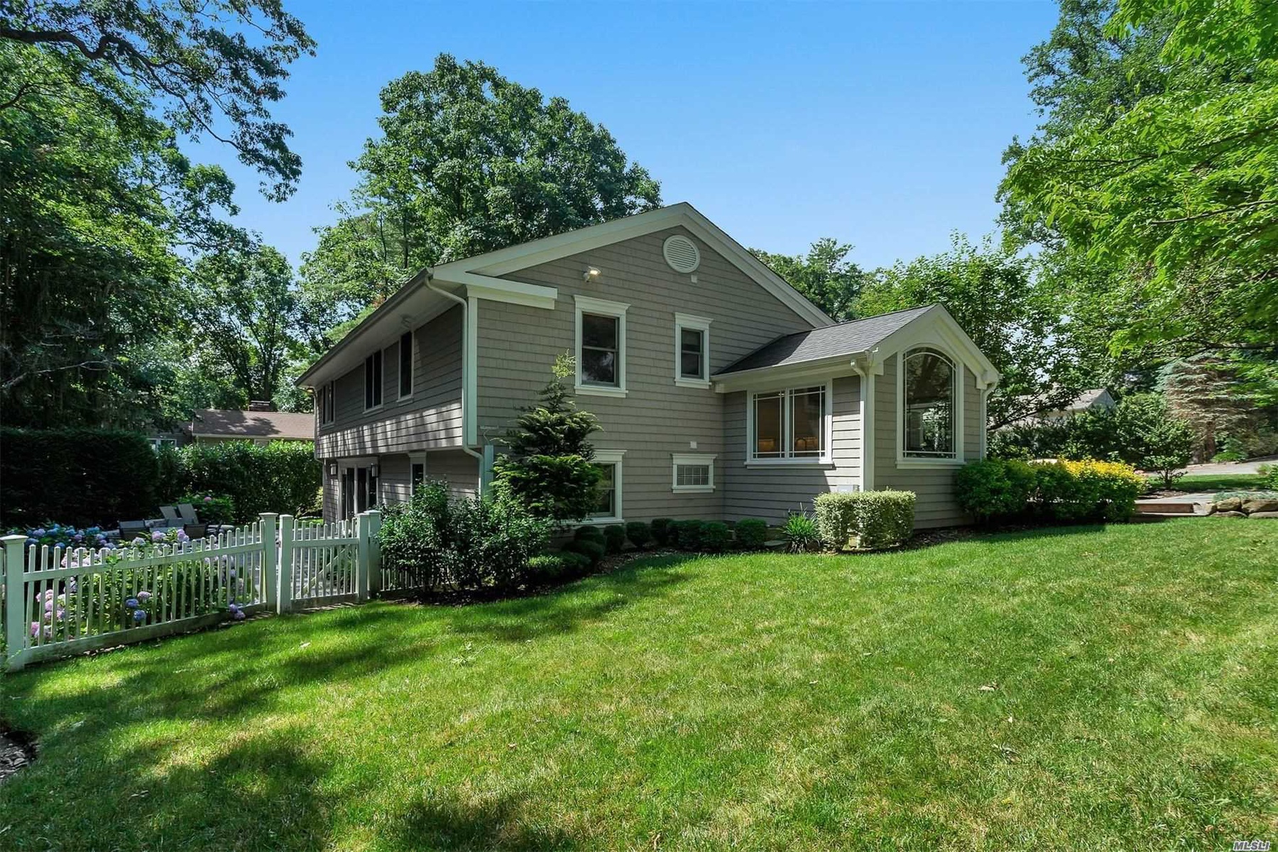 55 Dianas Trail, Roslyn Estates, New York, 11576 4 BR for sale