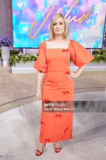 The best Beth Behrs feet pictures 🤩