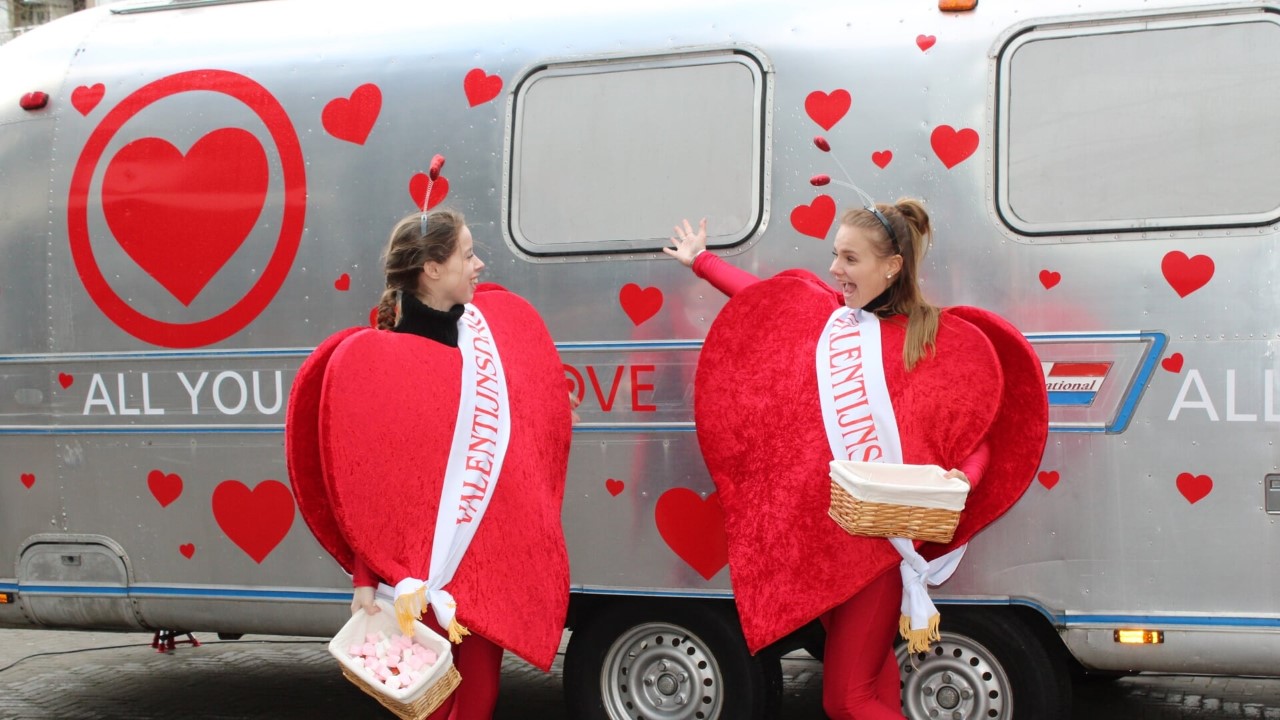 De All You Need Is Love caravan staat op de Westermarkt