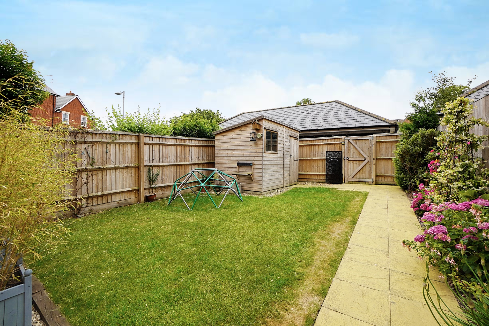 Warwick Avenue • Bedford • MK40 Tim Anderson Property