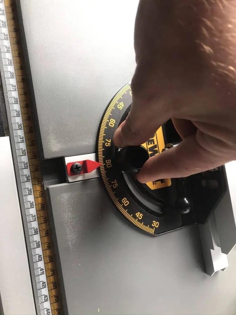 DeWALT DWE7492 Gehrungsanschlag spielfrei machen