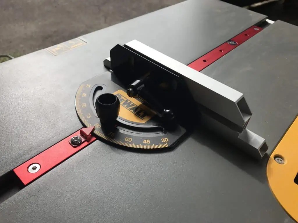 DeWALT DWE7492 Gehrungsanschlag spielfrei machen