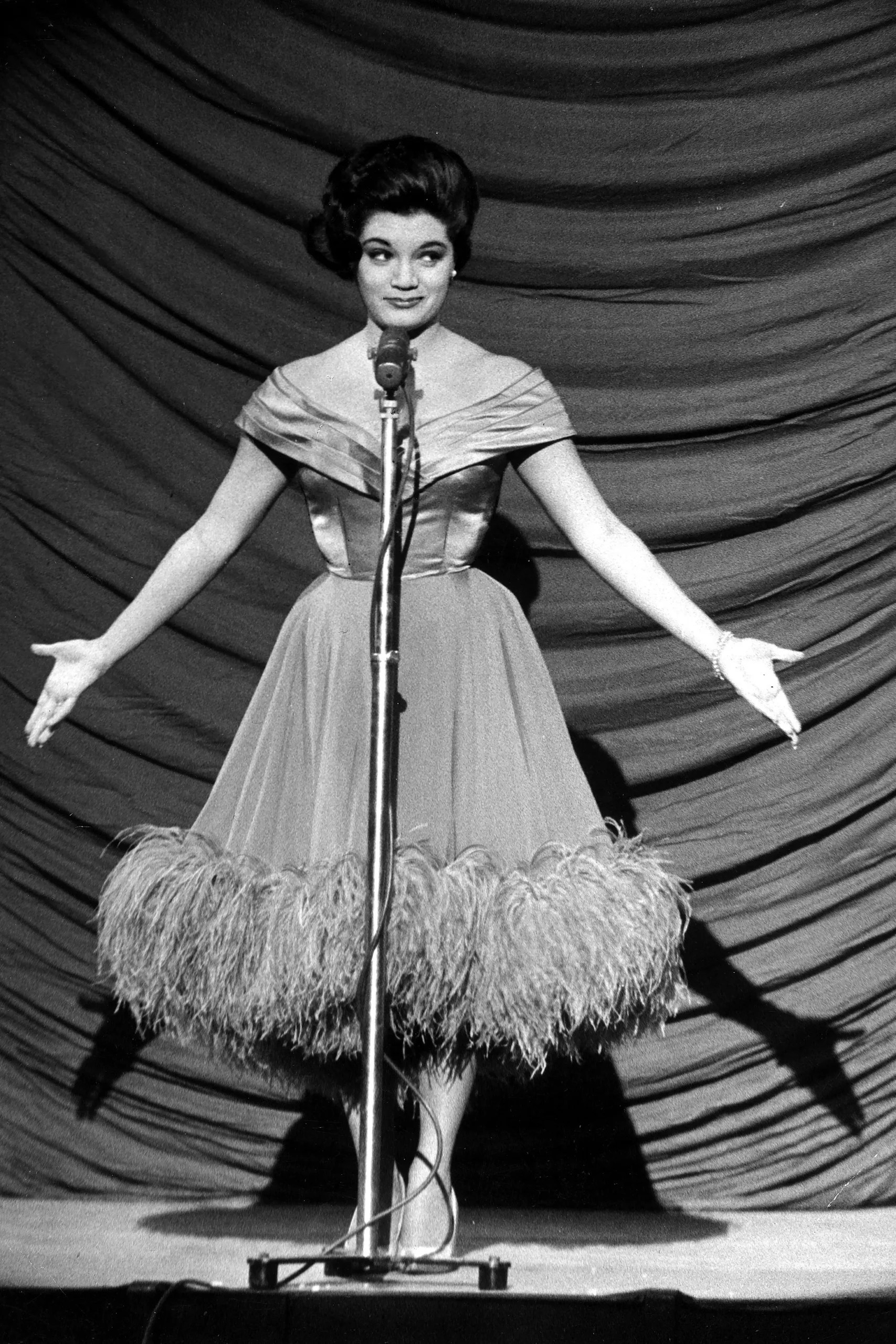 🌟 The Secrets Behind “Don’t Break the Heart That Loves You” — What You