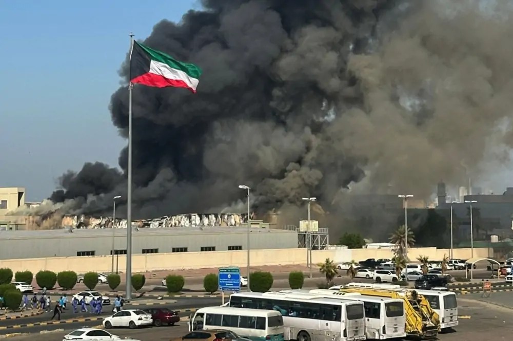 Fire breaks out in furniture and stationery store at “Mubarakiya” Camps