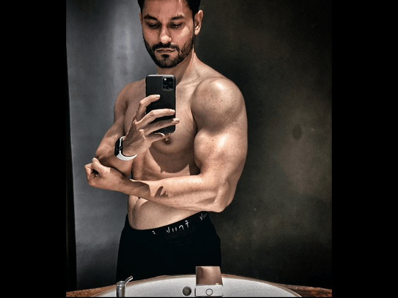 Kunal Kemmu shares a postworkout mirror selfie and you can't miss it!
