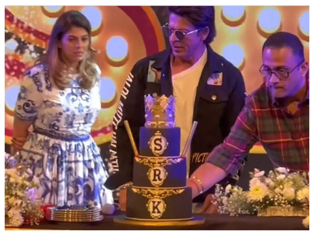 9google Video of SRK's cakecutting ceremony WATCH