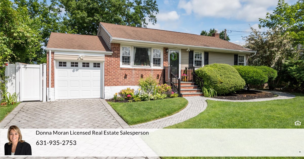 9 Donald Ln, Huntington, NY 11743