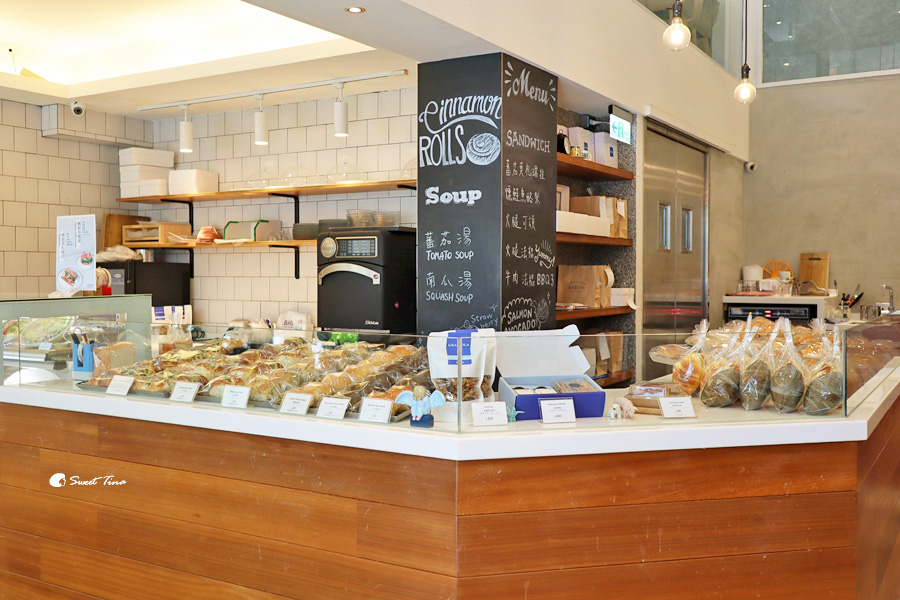 內湖不限時咖啡廳 REEDS coffee & bakery 空間寬敞明亮，適合閱讀及工作! Sweet Tina 樂在生活分享
