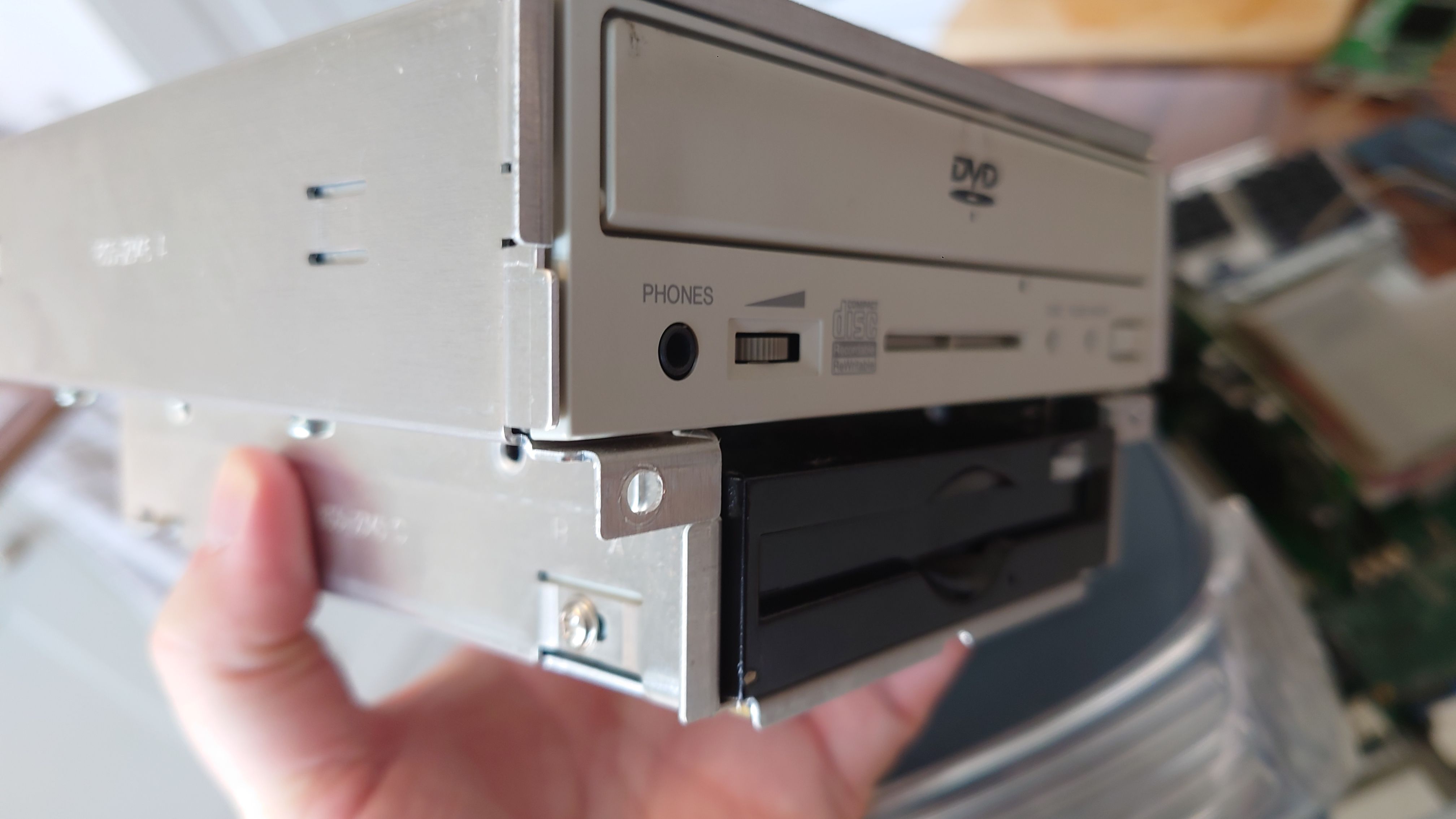 Fitting a Optical drive into a Power Macintosh G4 TinkerDifferent