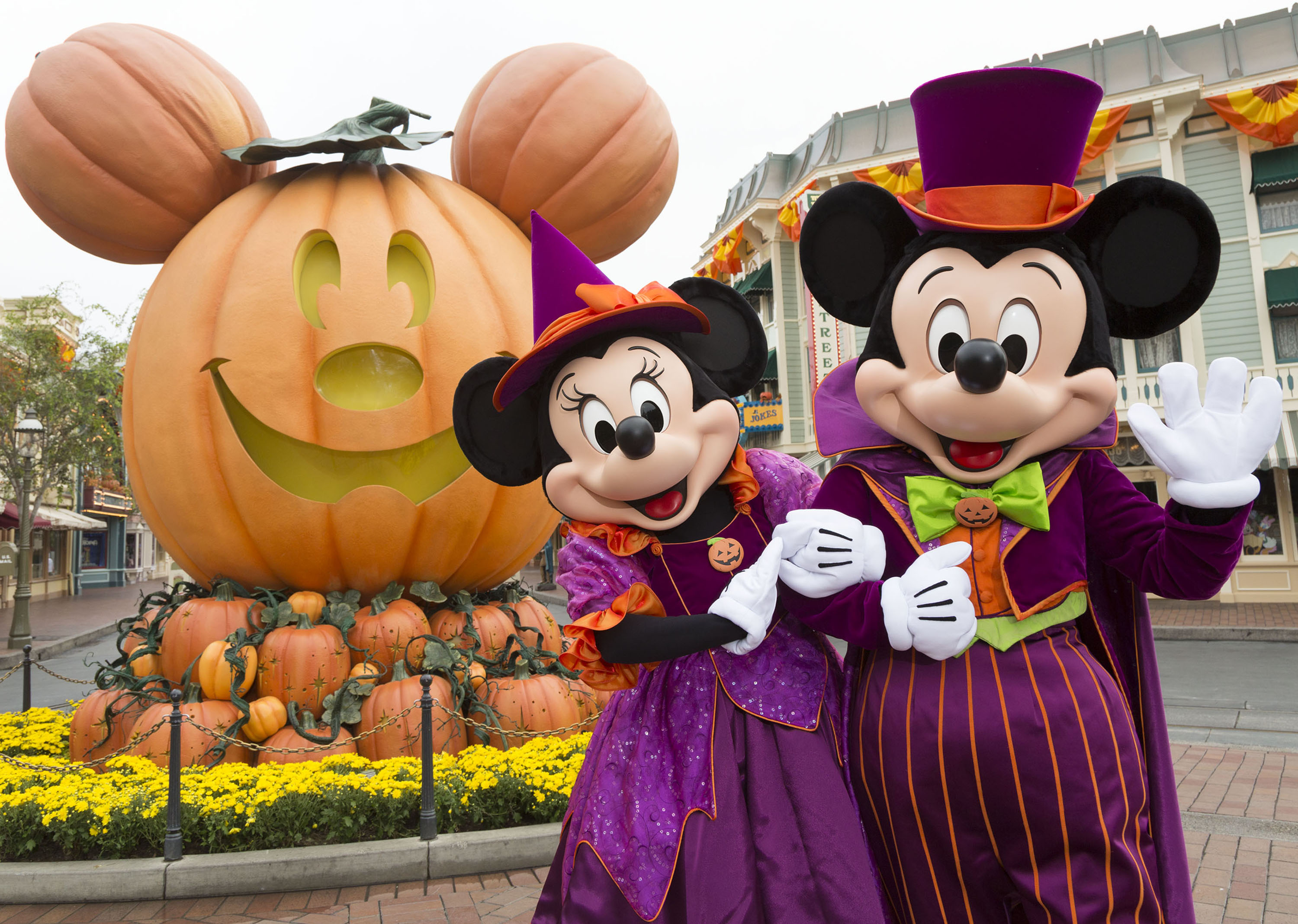 Eek! After a Year Hiatus, Halloween Time at Disneyland Is Back Tinybeans