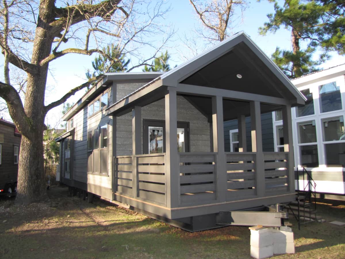 Beautiful Luxury Park Model 399sf