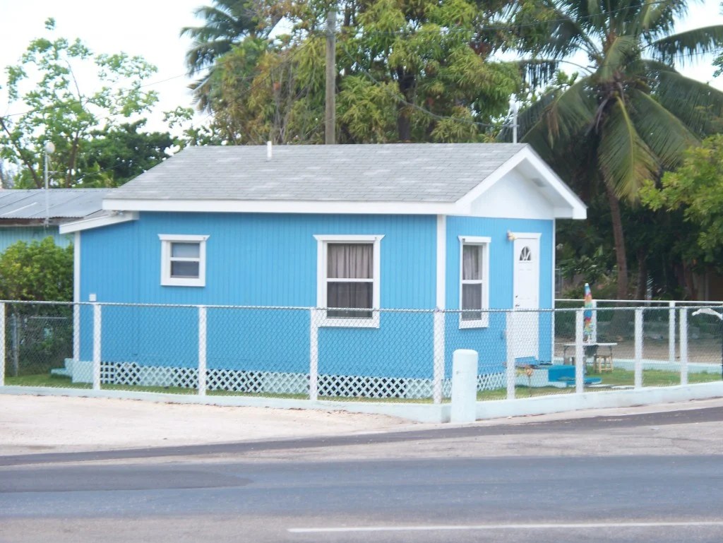 Tiny house in Grand Cayman and some good links