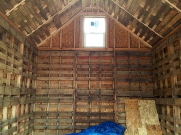 Tiny Cabin Built Using Recycled Pallets