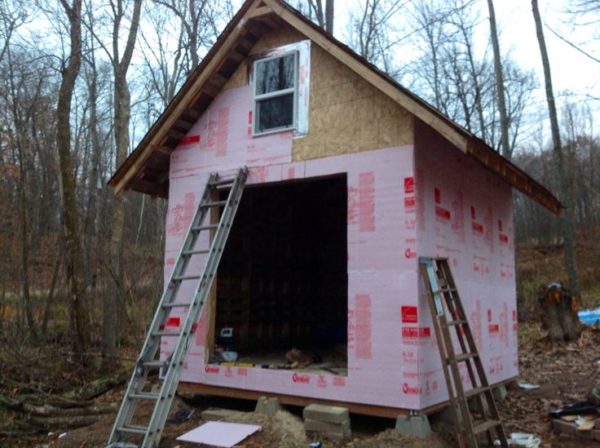 Tiny Cabin Built Using Recycled Pallets